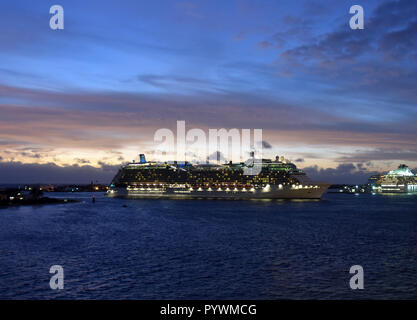 Ocean Liner Rückkehr am frühen Morgen port Stockfoto