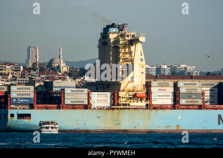 Containerschiff am Bosporus in Istanbul, Türkei, Stockfoto