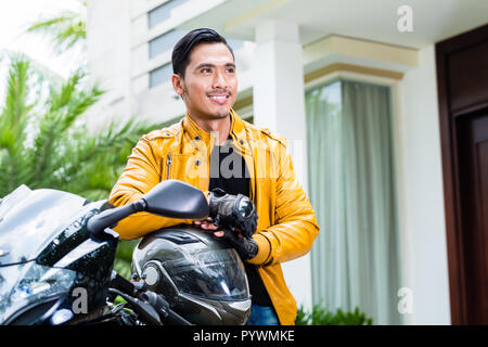 Portrait der männlichen Biker mit Fahrrad- und helemt Stockfoto