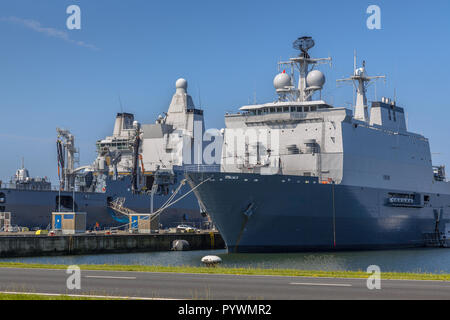 Niederländische Marine Schiffe im Hafen, Laden für Ihre nächste Mission in Den Helder Naval Base Stockfoto