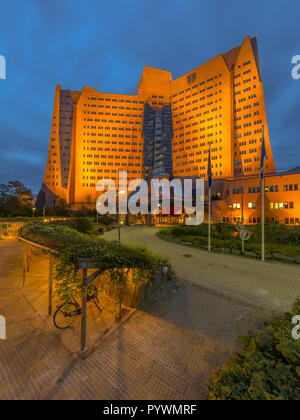 GRONINGEN, Niederlande - 9 August: Bau der Gasunie in den Niederlanden nach Sonnenuntergang am 9. August 2015. Als ein Beispiel für organische Architektur dieses Stockfoto