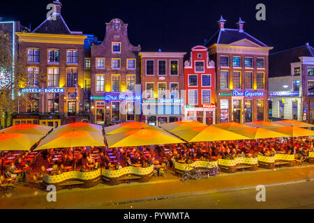 GRONINGEN, Niederlande - Mai 5,2015: Studenten auf teracces in der Nacht. Die berühmten Bars und Restaurants in der Altstadt der Universitätsstadt Gron Stockfoto