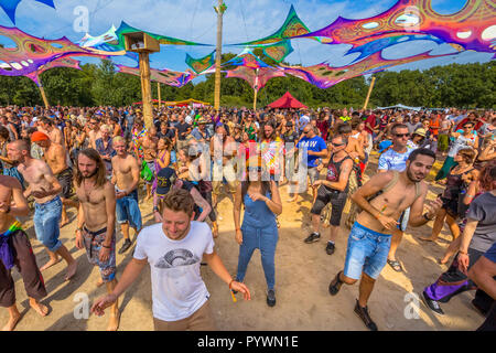 LEEUWARDEN, Niederlande - 30 August 2015: Lachen gerne Party Leute Spaß auf der Tanzfläche in Psy-Fi open air psychedelic trance music Festiva Stockfoto