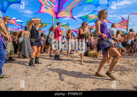 LEEUWARDEN, Niederlande - 30 August 2015: Bunte party Leute tanzen auf der sandigen Dancefloor, tagsüber am Psy-Fi open air psychedelic trance mu Stockfoto