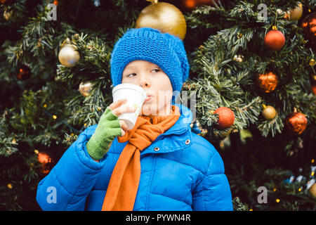 Junge genießen Sie einen Drink auf dem Weihnachtsmarkt Stockfoto