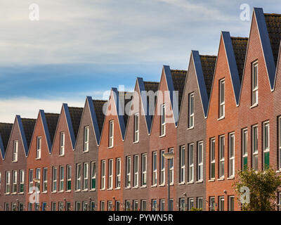 Fassaden der modernen Immobilien Einfamilienhäuser in einer Reihe Stockfoto