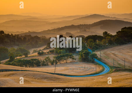 Toskanischen Landschaft in der Nähe von Florenz an einem nebligen Morgen im August, Italien Stockfoto