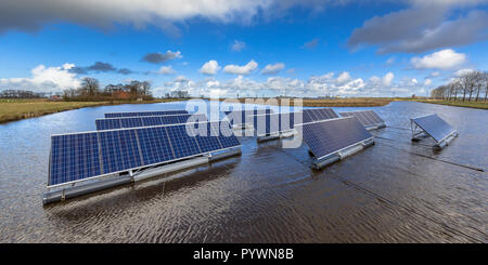 Gruppen von schwimmenden Solar Panels auf nicht genutzten Gewässer kann eine ernsthafte Alternative zu Boden Solaranlagen montiert Stockfoto