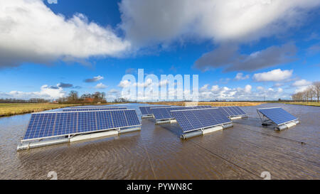 Schwimmende Solar Panels auf nicht genutzten Gewässer kann eine ernsthafte Alternative zu Boden Solaranlagen montiert Stockfoto