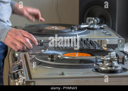 Hände von DJ Musik von Schallplatten in seinem Home Studio Stockfoto