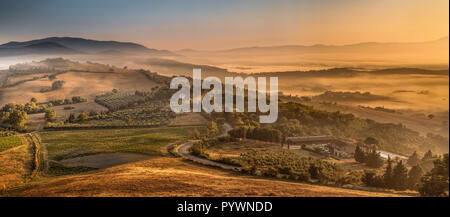 Toskanischen Dorf Landschaft in der Nähe von Florenz an einem nebligen Morgen im August, Italien Stockfoto