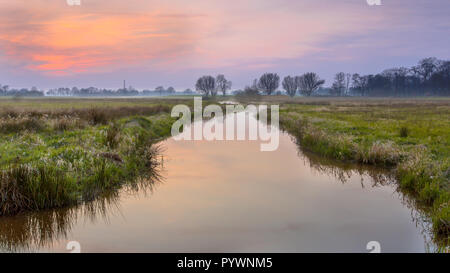 Regge Fluss, Twente, Niederlande. Ein Mäander bildet, wenn Wasser in einem Bach untergräbt die Outer Banks und weitet sich das Tal, und der innere Teil des Stockfoto