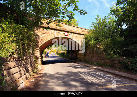 Eisenbahnbrücke über der Straße in Egton Bridge Dorf auf der North Yorkshire Moors UK Stockfoto