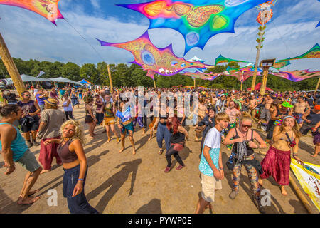 LEEUWARDEN, Niederlande - 30 August 2015: Bunte party Leute auf der Tanzfläche in Psy-Fi open air psychedelic trance music Festival Stockfoto