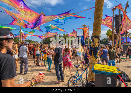 LEEUWARDEN, Niederlande - 30 August 2015: Bunte party Leute Spaß auf der Tanzfläche in Psy-Fi open air psychedelic trance music Festival Stockfoto