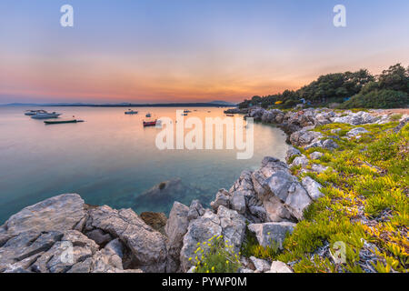 Kroatische rocky coast Resort. Lange Belichtung Bild des Tourismus, Felsen, Vegetation, und Boote auf der Insel Cres in der Adria. Stockfoto