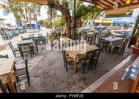 Restaurant Terrasse rund um Big Tree auf einer griechischen Insel im Mittelmeer Stockfoto