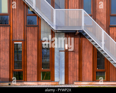 Fluchttreppen auf einer nachhaltigen Holz- Bürogebäude Fassade Stockfoto