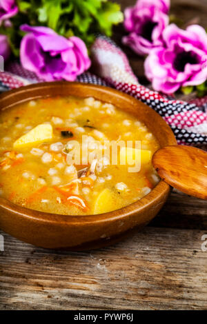 Pickle Suppe auf alten Holztisch. Lecker Abendessen. Stockfoto