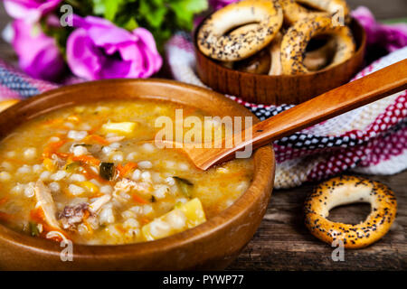 Pickle Suppe auf alten Holztisch. Lecker Abendessen. Stockfoto