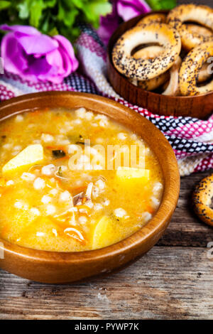 Pickle Suppe auf alten Holztisch. Lecker Abendessen. Stockfoto