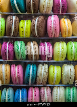 Bunte Macaron Cookies auf Anzeige in vielen variaties in der Konditorei. Stockfoto