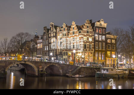 Landschaftsfotos von bunten traditionellen Grachtenhäuser an der Ecke der Brouwersgracht und Prinsengracht im UNESCO Weltnaturerbe von Amsterdam Stockfoto