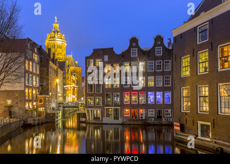 Landschaftsfotos von bunten traditionellen Waterfront canal Häuser in der Nacht vom armbrug auf dem Oudezijds Voorburgwal im UNESCO Welterbe zu sehen si Stockfoto