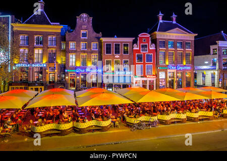 GRONINGEN, Niederlande - Mai 5,2015: Studenten auf teracces in der Nacht. Die berühmten Bars und Restaurants in der Altstadt der Universitätsstadt Gron Stockfoto