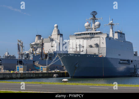 Niederländische Marine Schiffe im Hafen, Laden für Ihre nächste Mission in Den Helder Naval Base Stockfoto