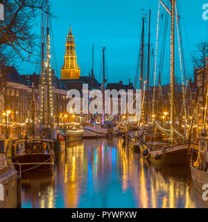 Historische Segelschiffe festgemacht am Kai auf der jährlichen Winterwelvaart Festival rund um Weihnachten. Die alten Zeiten in der Altstadt von Groningen Stockfoto