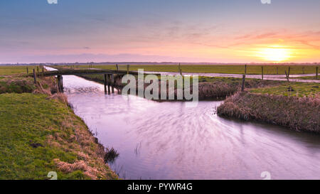 Farbenfroher Sonnenuntergang über Holländische Landschaft Stockfoto