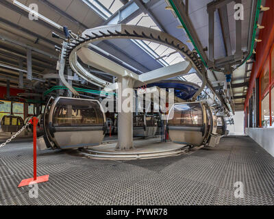 Seilbahnstation Interieur in den Alpen Ski Resort Skigebiet Stockfoto