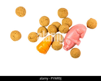 Handvoll verstreut Pepernoten cookies mit Marzipan Schwein und Karotte Sinterklaas Dekoration auf weißem Hintergrund für niederländische sinterklaasfeest Urlaub eve Stockfoto