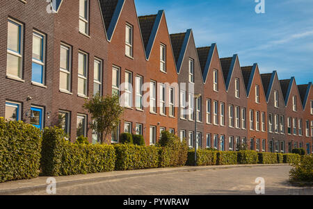 Fassade in der Reihe der modernen Immobilien Einfamilienhäuser in einem vorstädtischen Bereich in Europa Stockfoto