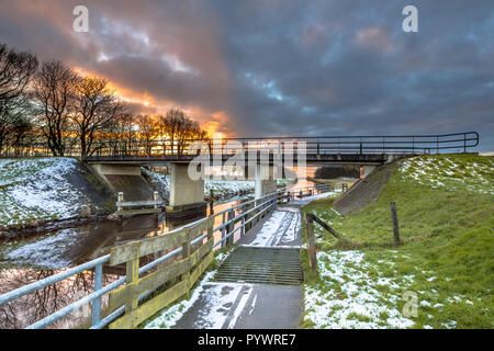 Radweg Kreuzung Straßenbrücke über Tjonger Fluss im Winter Landschaft von Friesland Niederlande Stockfoto