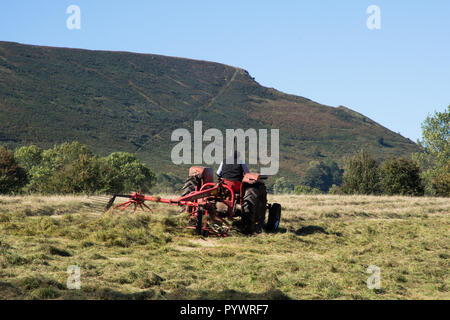 Heuernte in der Nähe von Offas Dyke Herefordshire GROSSBRITANNIEN 2018 mit Vintage Traktor Stockfoto