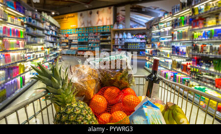 Ostern shopping Lebensmittelgeschäftkarre zu einem bunten Supermarkt mit Lebensmittel als aus der Sicht des Kunden gesehen Stockfoto