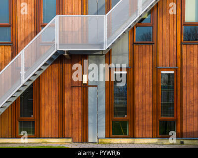 Fluchttreppen an einem modernen nachhaltigen Holz- büro Fassade Stockfoto