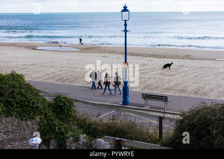 Leute & Hunde für einen Sonntag Nachmittag Spaziergang entlang Bournemouth Promenade & Strand an einem kalten Tag im Oktober 2018, Dorset, Großbritannien Stockfoto