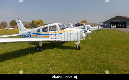 Piper Warrior Light aircraft von Root Canal Therapy Aero Club ausgerichtet werden, um an Root Canal Therapy Flugplatz in West Yorkshire Stockfoto