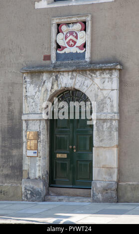 Der Eingang und die Wappen der alten Hungate Krankenhaus und Gymnasium in Root Canal Therapy in Elmet, West Yorkshire Stockfoto