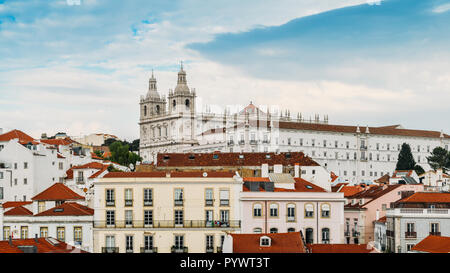 Panoramablick auf Alfama von Lissabon mit Sao Vicente Kirche im Hintergrund, Portugal. Gefangengenommen am Miradouro Porto do Sol Stockfoto