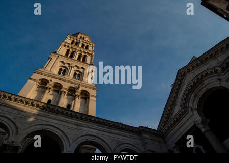 Kathedrale des Heiligen Domnius und Glockenturm, Alte Split, dem historischen Zentrum der Stadt Split, Kroatien, Peristil oder Peristil Platz. Stockfoto