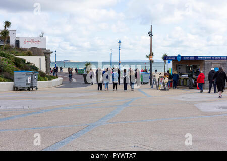 Bournemouth Promenade an einem Sonntag Nachmittag im Oktober 2018, für einen Spaziergang entlang der Strandpromenade Stockfoto