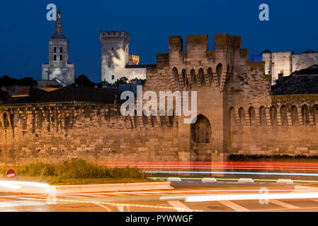 Die Wälle, Papstpalast und die Kathedrale bei Nacht beleuchtet in der Stadt Avignon, Vaucluse, Provence-Alpes-Côte d'Azur, Frankreich Stockfoto