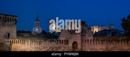 Die Wälle, Papstpalast und die Kathedrale bei Nacht beleuchtet in der Stadt Avignon, Vaucluse, Provence-Alpes-Côte d'Azur, Frankreich Stockfoto