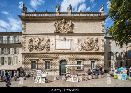 Gemälde zum Verkauf vor dem Hôtel des Monnaies"/Alte Münze in der Stadt Avignon, Vaucluse, Provence-Alpes-Côte d'Azur, Frankreich Stockfoto