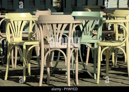 Nahaufnahme Detail der traditionellen Holzstühle eine Taverne auf der schönen griechischen Insel Naxos. Schlichtes, elegantes Design in Pastellfarben. Stockfoto