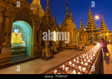 Nacht Szene an der Shwedagon-Pagode in Rangun mit ausgerichteten Kerzen, Myanmar Stockfoto